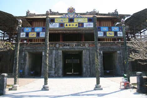 10. La porte Ngo Mon depuis l'intérieur de la citadelle.