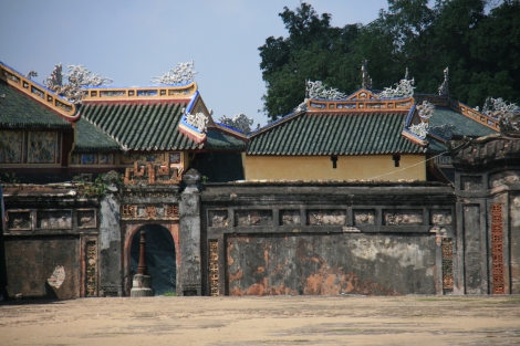 13. Derrière ces murs, les maisons des Mandarins.