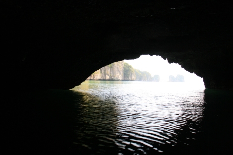 15. Kayak sous grottes des rochers.