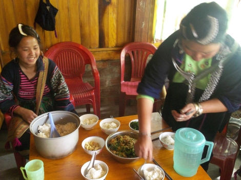 17. Pause déjeuner (riz et nouilles instantannées) chez l'habitant au village à Ta Van.