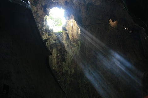 19. Dans la fraicheur de la plus grande grotte-sanctuaire des lieux, nommée Huyen Khong.