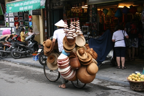2. Un vendeur de chapeau chinois, paniers et autres.