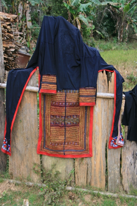 40. Du linge qui sèche ( la veste traditionnelle Dzao)