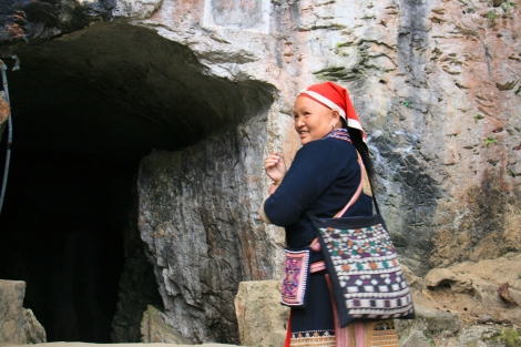 42. Notre guide nous montrant l'entrée d'une grotte de 30kms à deux pas du village.