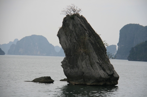 8. De droles de rochers sortent de la mer... on croirait presque qu'ils se sont ecrasés ici.