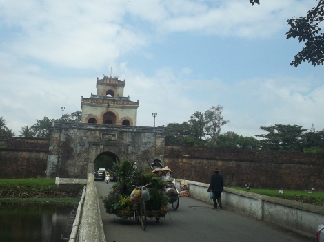 8. L'entrée de la vieille ville de Hué.