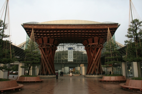 1. L'entrée de la gare de Kanazawa avec son imposant Torii en bois.