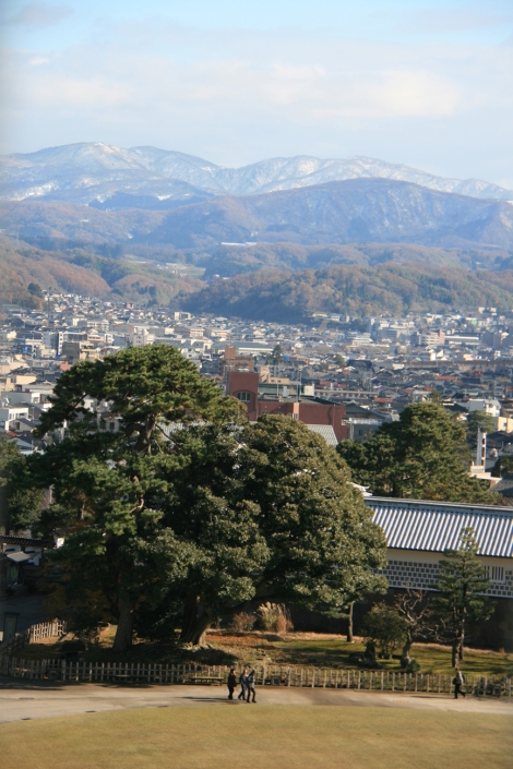 10.1. Kanazawa entouré de montagnes aux sommets eneigés.