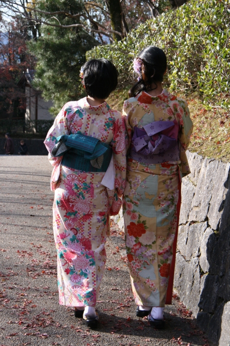 11. Deux jeunes-femmes vêtues en kimono croisées à la sortie du temple.
