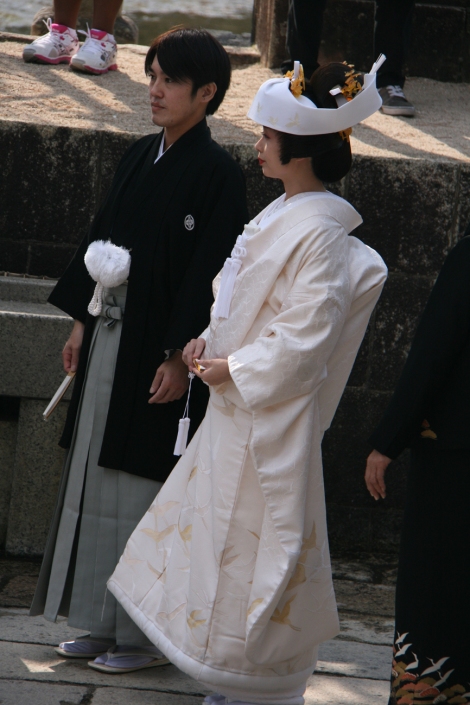 14. Un couple de mariés en direction du temple Itsukushima-jinja.