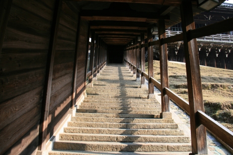 15. L'entrée du temple Nigatsu-do.