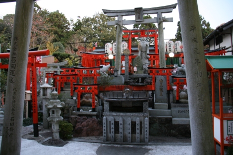 20. En redescendant du long chemin des Torii, nous avons croisé une multitude de petits sanctuaires.