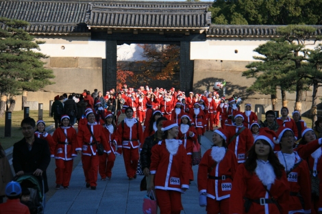 24. Un gigantesque rassemblement de père-noël dans le parc du chateau d'Osaka !