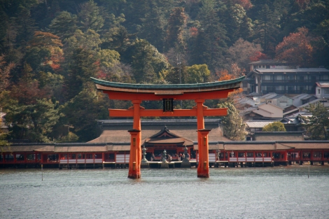 3. Arrivée en bateau pour Miyajima. Le temple Itsukushima-jima et son fameux Torii dans la mer.
